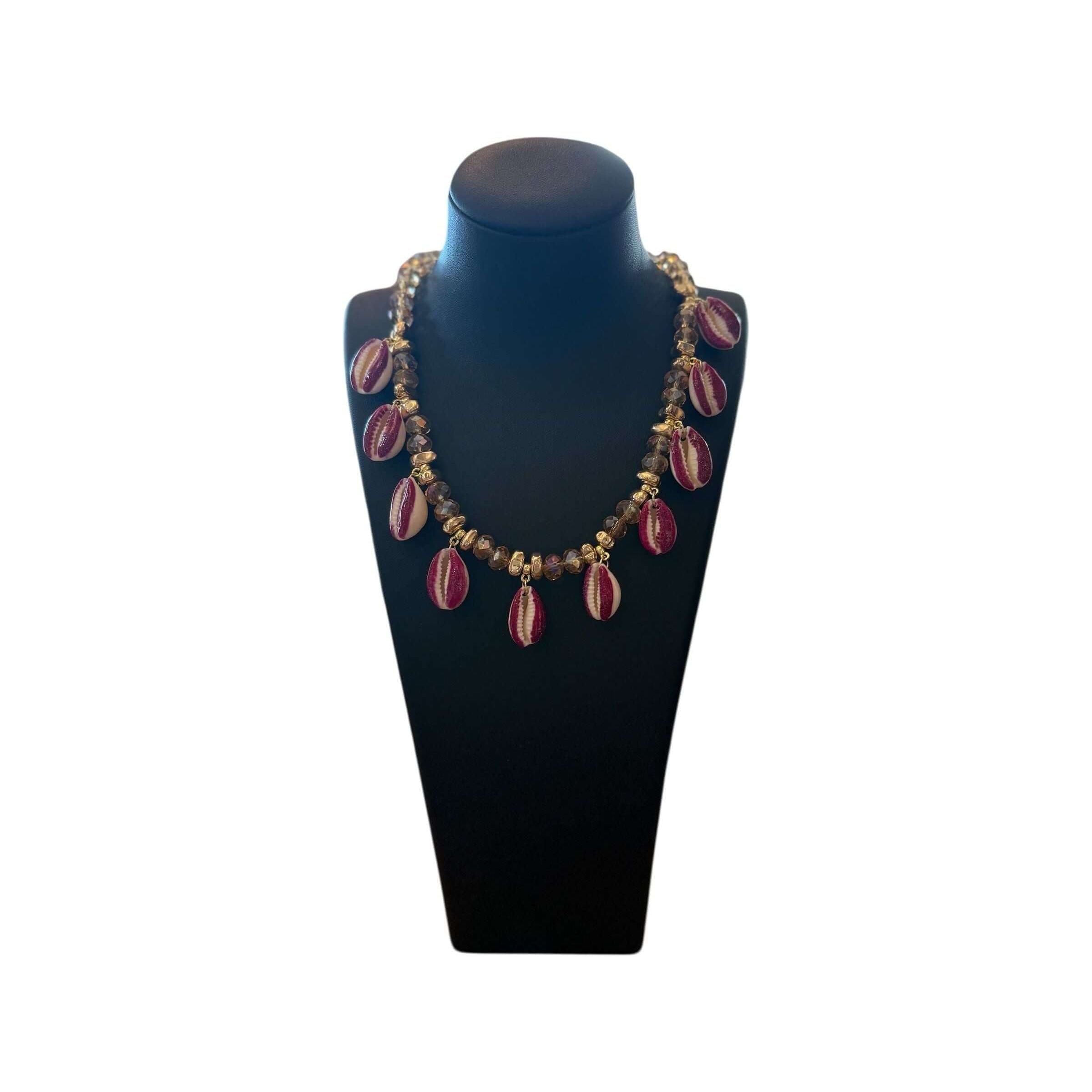 Collier avec coquillages et perles, élégant et unique, parfait pour toutes les occasions.