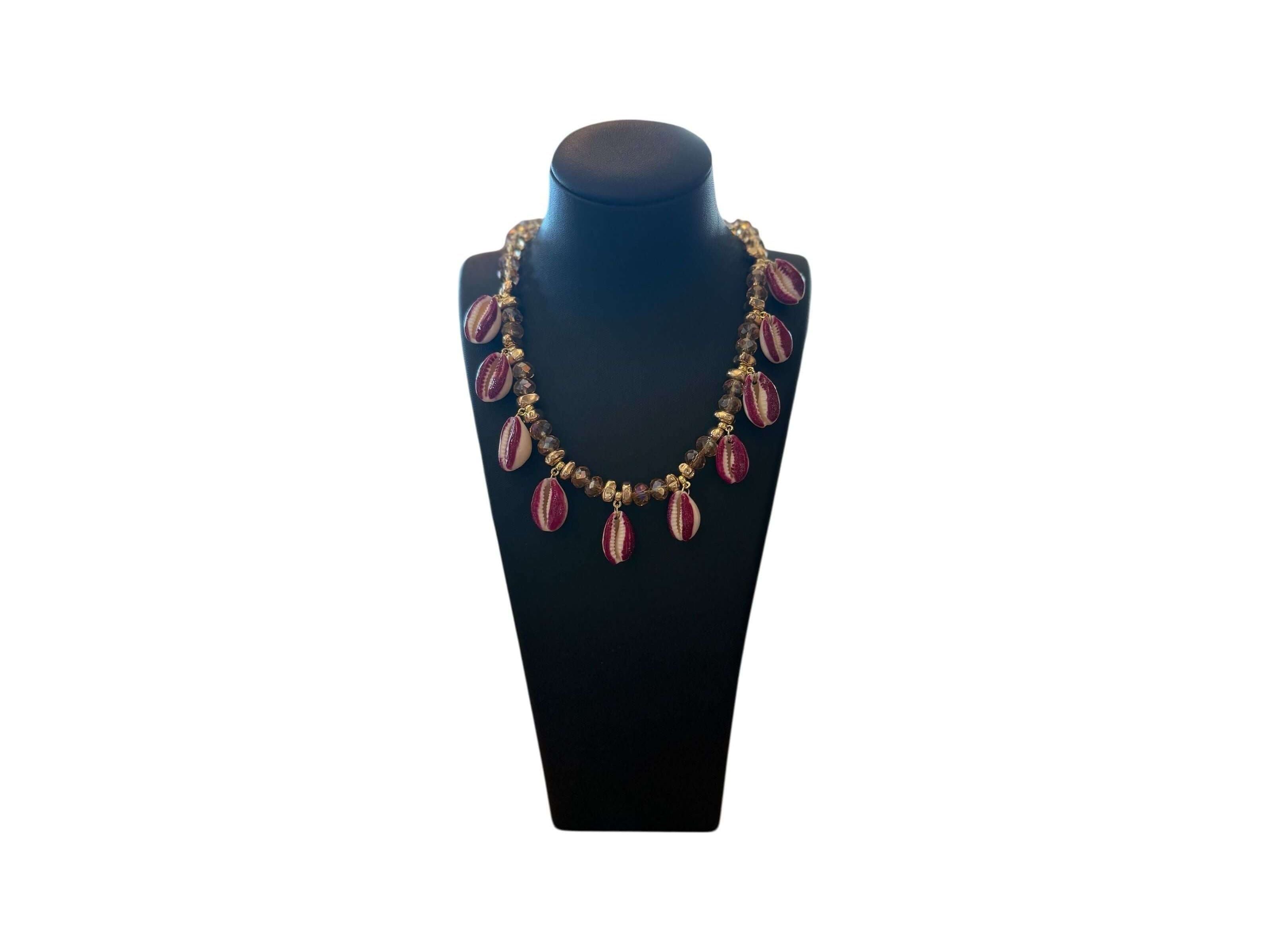 Collier avec coquillages et perles, élégant et unique, parfait pour toutes les occasions.