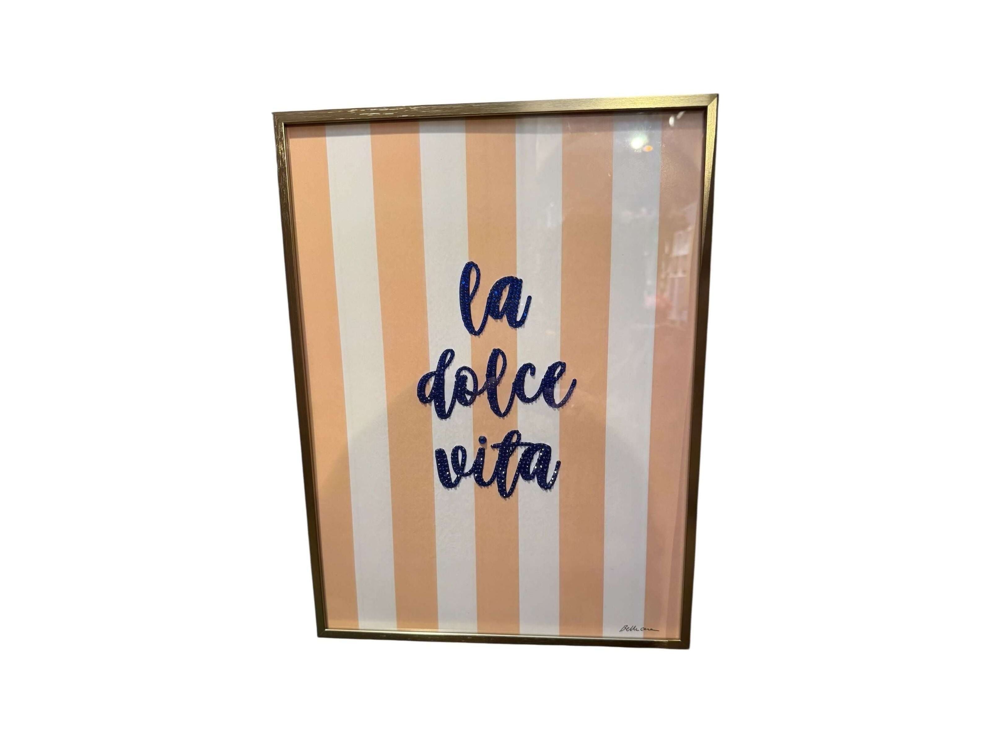 Encadrée 30x40 affiches 'La Dolce Vita' avec strass brillants, design chic et glamour sur fond rayé.