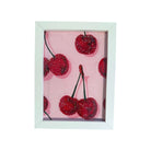 Encadrée 13x19 cm photo d'art de cerises rouges brillantes sur fond rose, idéale pour décorer votre intérieur.