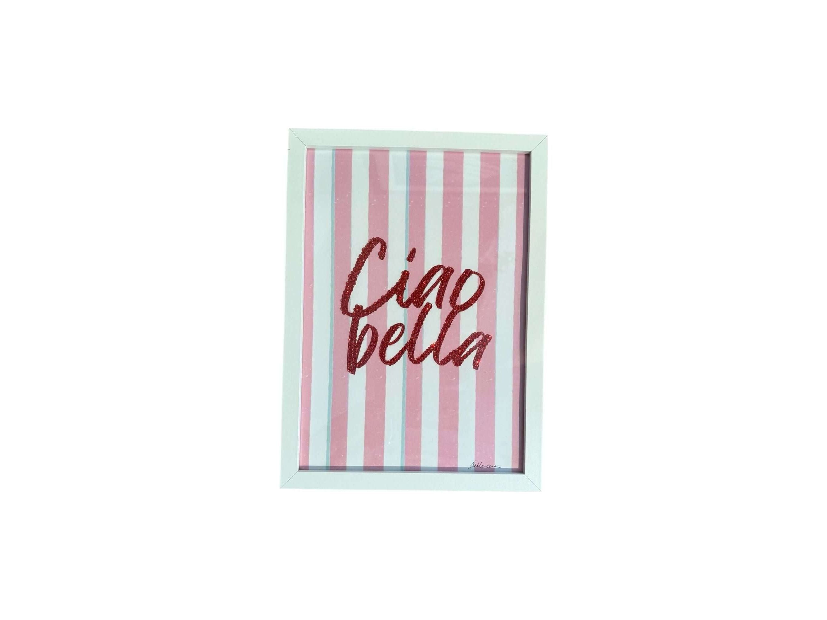 Cadre 21x30 cm avec affichage rose et message "Ciao bella" en strass scintillants, ajoutant élégance à la décoration.