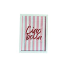 Photo encadrée 21x30 cm avec le texte "Ciao bella" en strass sur fond rayé rose, ajoutant une touche élégante à votre décoration.