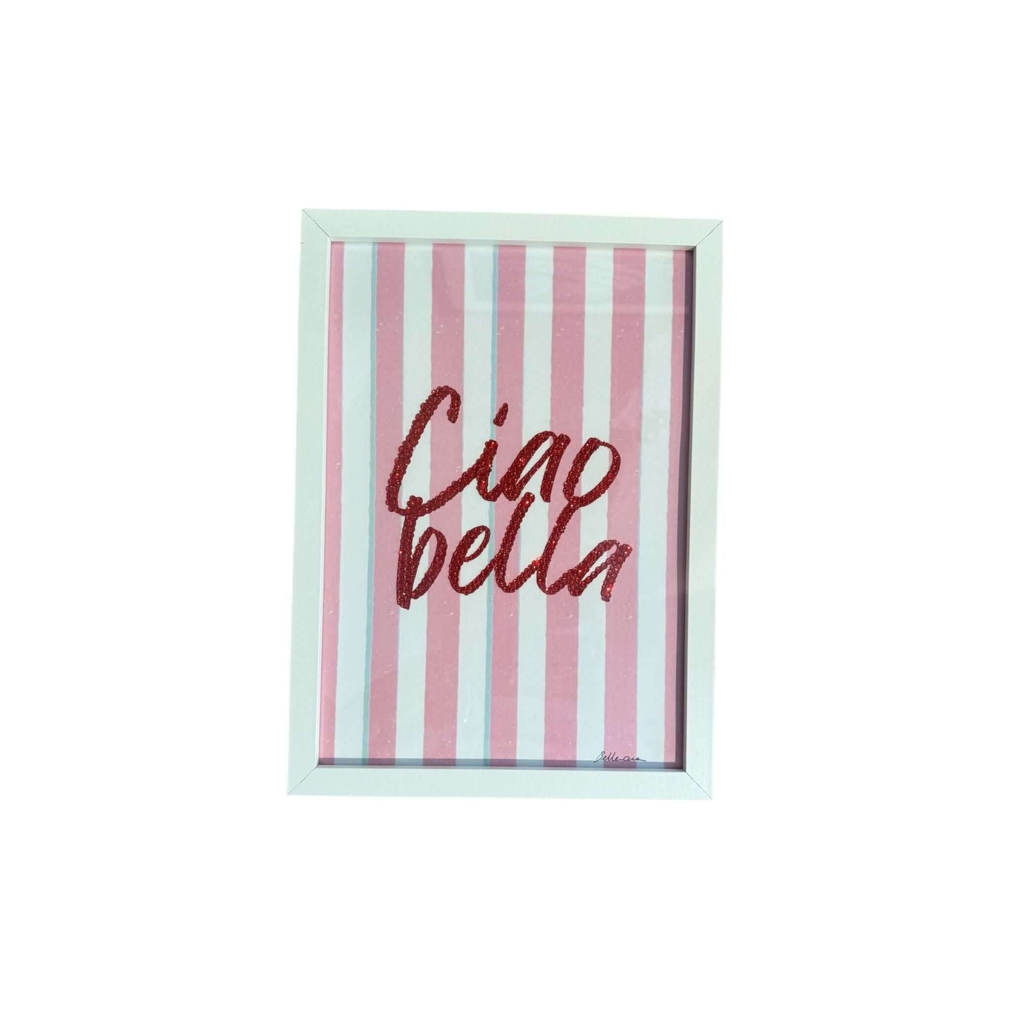 Photo encadrée 21x30 cm avec le texte "Ciao bella" en strass sur fond rayé rose, ajoutant une touche élégante à votre décoration.