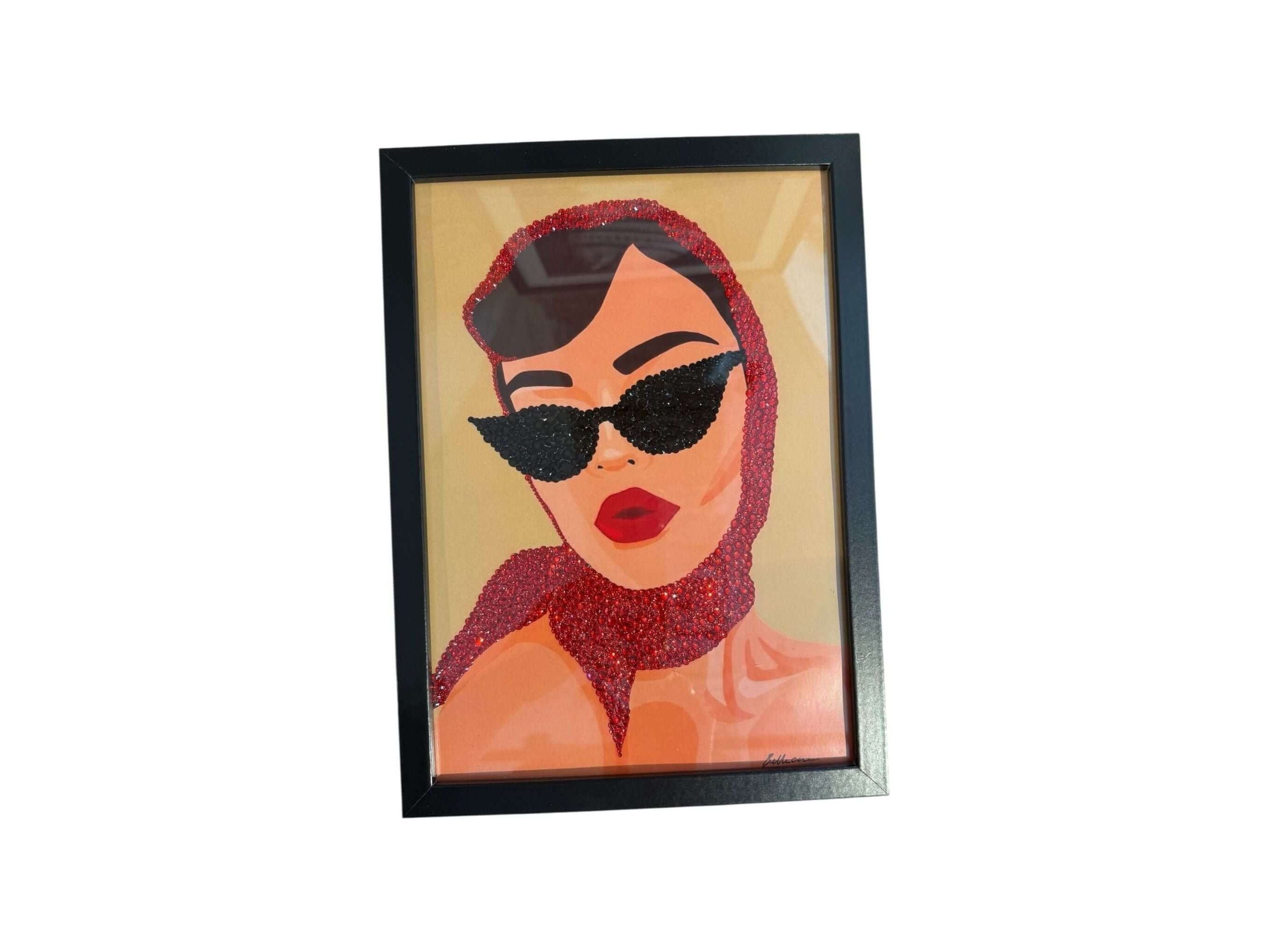 Photo encadrée d'une femme au style vintage, ornée de cristaux brillants, ajoutant une touche d'élégance à la déco.