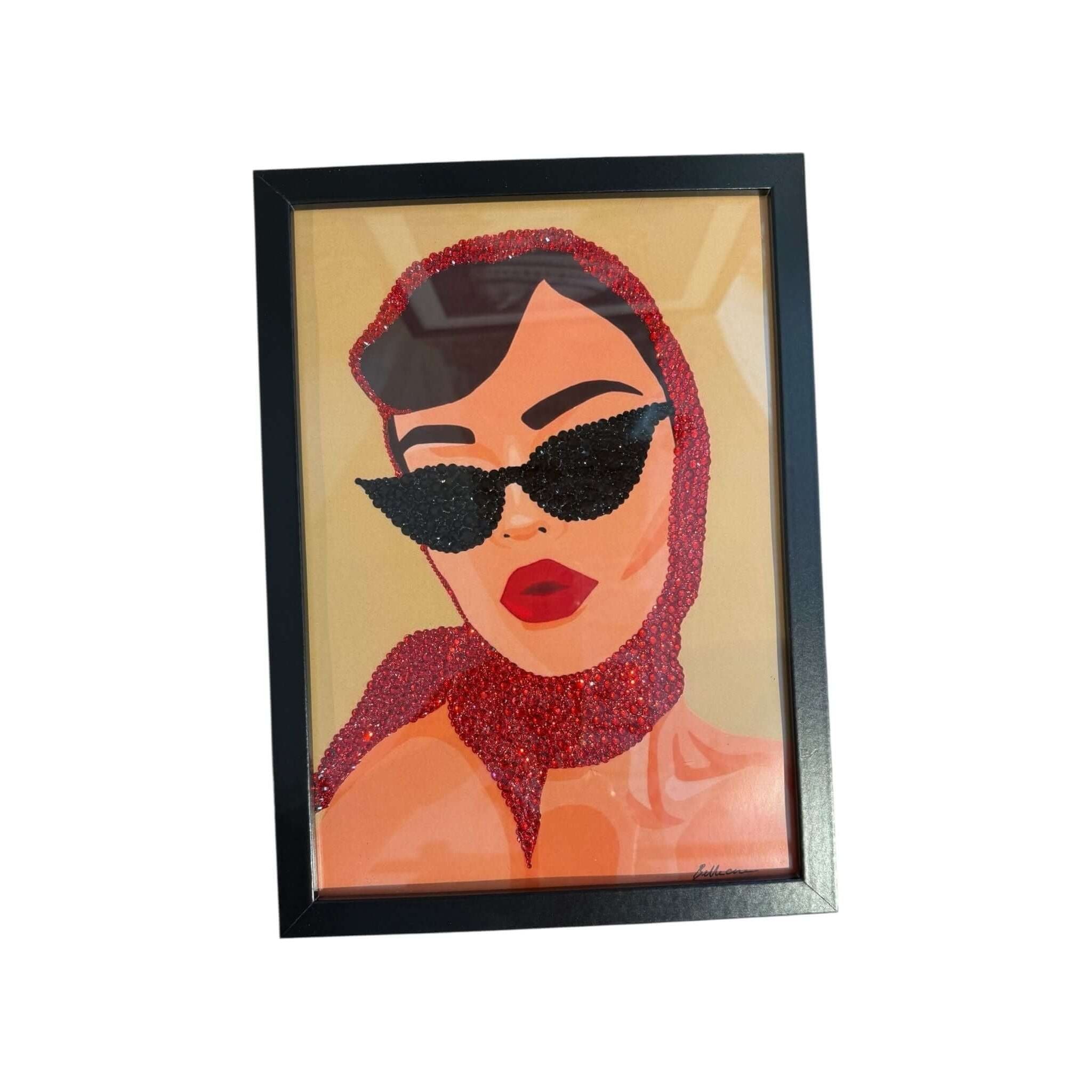 Photo encadrée d'une femme au style vintage, ornée de cristaux brillants, ajoutant une touche d'élégance à la déco.
