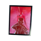 Photo encadrée 30x40 d'une silhouette en robe de soirée avec cristaux brillants sur fond rose, apportant élégance et glamour.