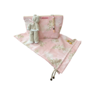 Pochette bébé en tissu rose avec doudou, parfaite pour le change et le rangement lors des déplacements.