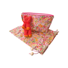 Pochette bébé en tissu floral avec sac de rangement et serviette, pratique pour changer votre enfant en toute élégance.