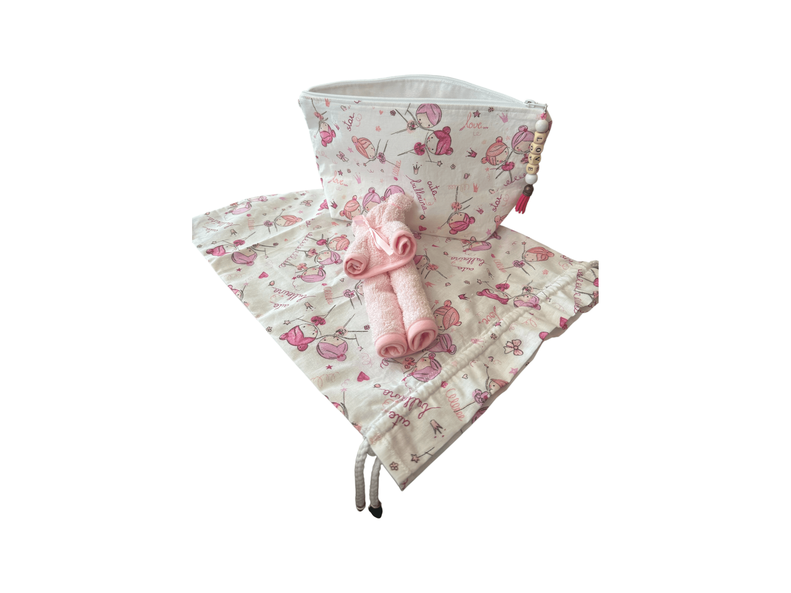 Pochette bébé en tissu floral avec serviettes roulées, parfaite pour le change et les déplacements.