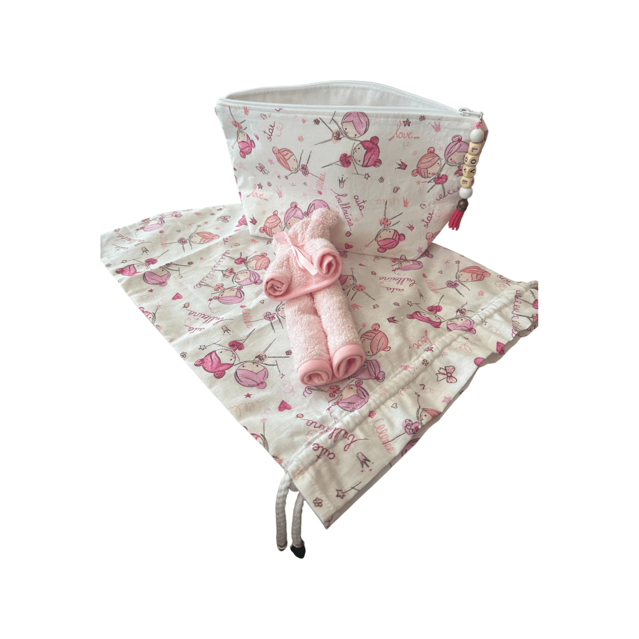 Pochette bébé en tissu floral avec serviettes roulées, parfaite pour le change et les déplacements.
