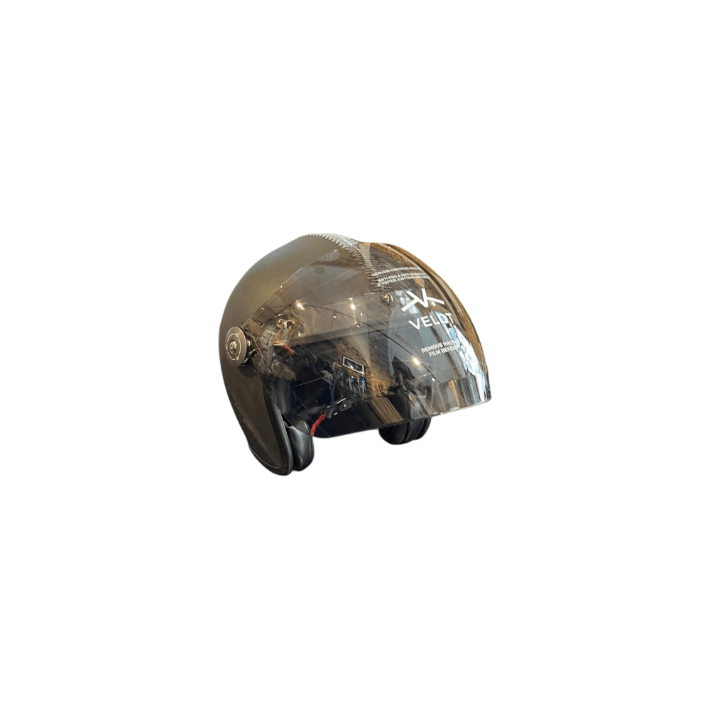 Casque de moto noir en cuir réfléchissant, imperméable, alliant style et sécurité pour motards.