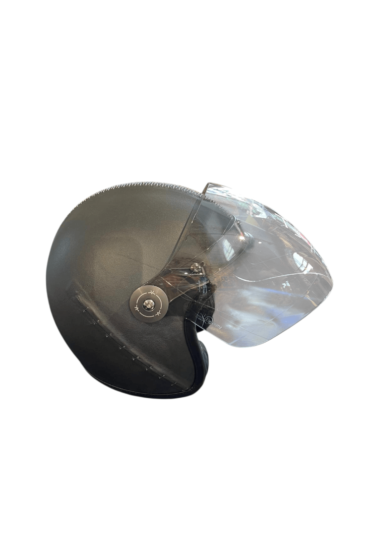 Casque de moto noir avec visière transparente, design élégant, sécurité et confort pour les motards.