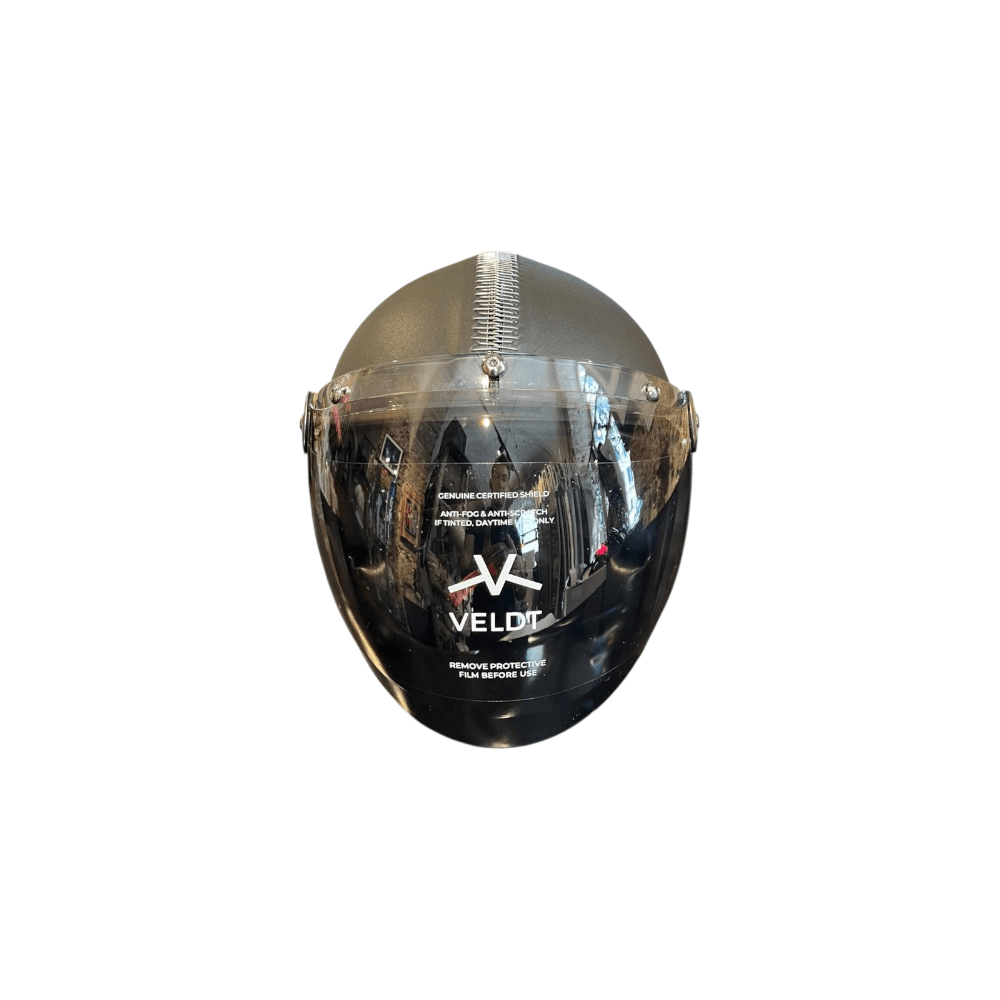 Casque de moto VELDT avec visière anti-rayures et design moderne, offrant sécurité et confort.
