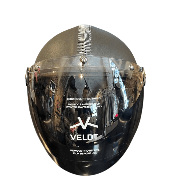 Casque de moto VELDT avec visière anti-rayures et design moderne, offrant sécurité et confort.