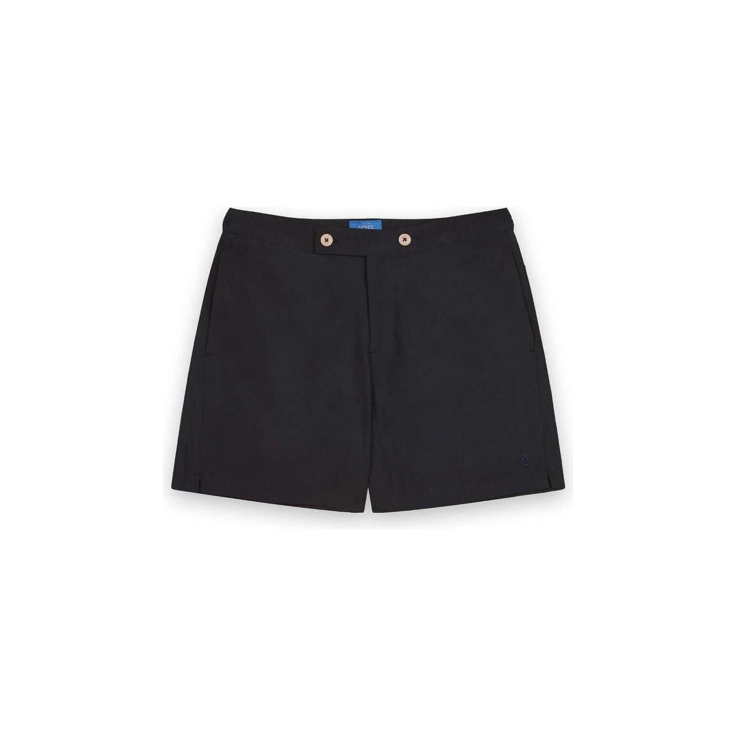 Short de bain Enzo noir avec ceinture plate, boutons en gomme, et poches latérales invisibles.
