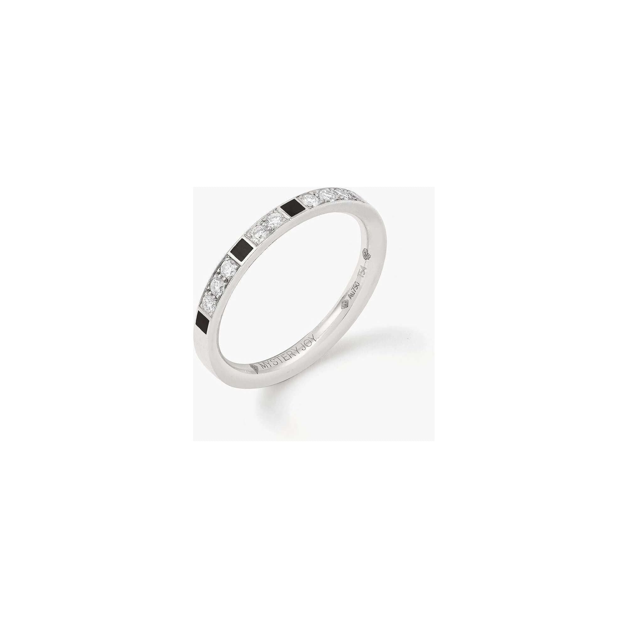 Alliance onirique en or blanc 18cts avec diamants et motifs en laque noire, design mystique inspiré des astres.