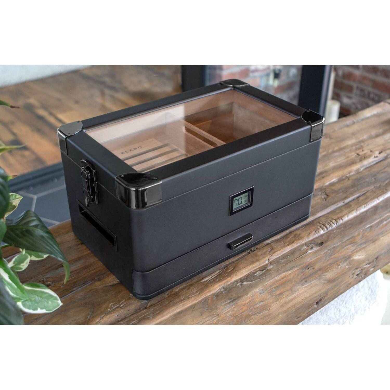 Humidor militaires Black Edition avec vitrage et affichage numérique, sur table en bois.