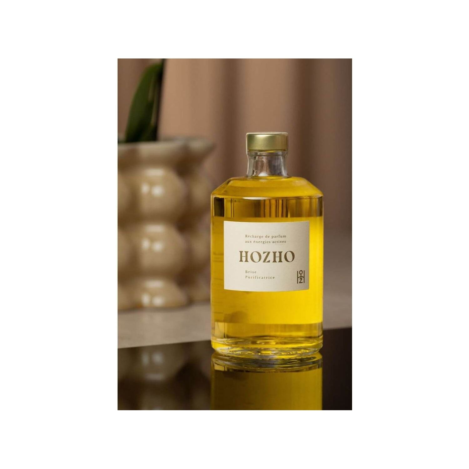 Recharge Brise Purificatrice Hozho in glass bottle, enriched with natural oils for home purification.
