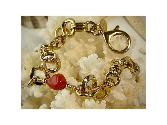 Bracelet Créazione with gold links and Mediterranean red coral, showcasing superior craftsmanship and unique design.