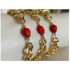 Bracelet Créazione avec gros maillons dorés et perles de corail rouge de Méditerranée, élégant et unique.