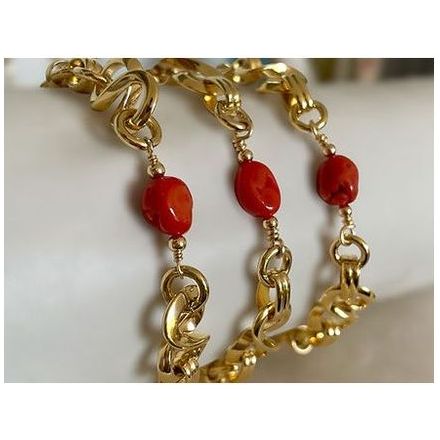 Bracelet Créazione avec gros maillons dorés et perles de corail rouge de Méditerranée, élégant et unique.