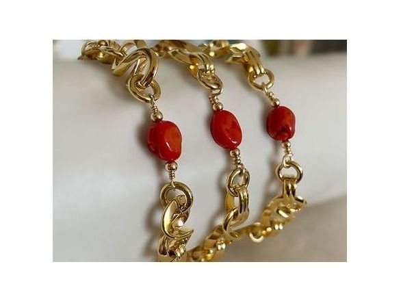 Bracelet Créazione avec gros maillons dorés et perles de corail rouge de Méditerranée, élégant et unique.