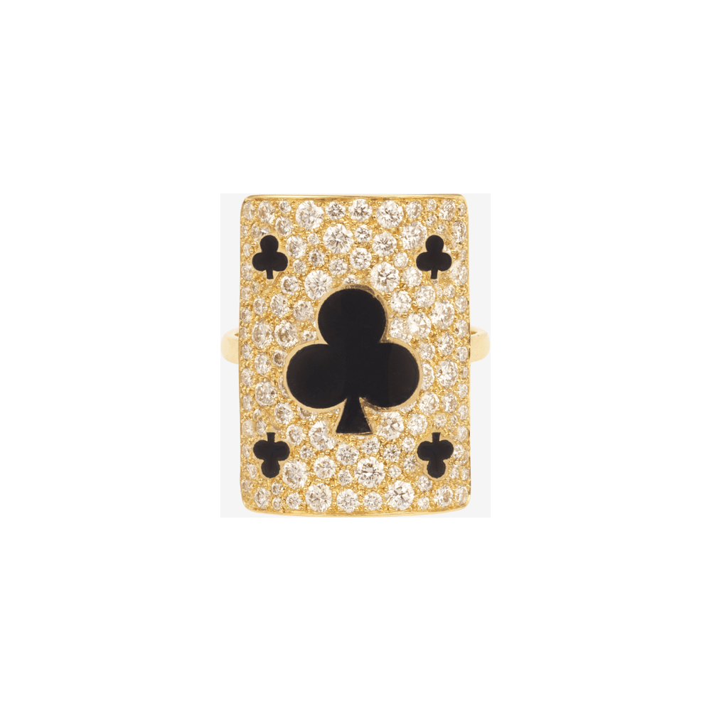 Bague en or avec motif de trèfle, ornée de diamants et laque noire, créant un look élégant et audacieux.