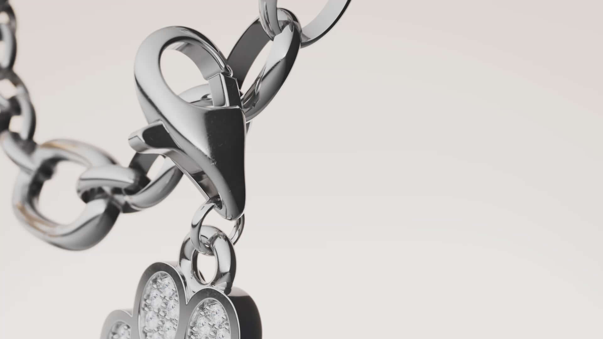 Pendentif croix en argent 925 avec zirconium blanc, élégant et moderne, sur un bracelet.