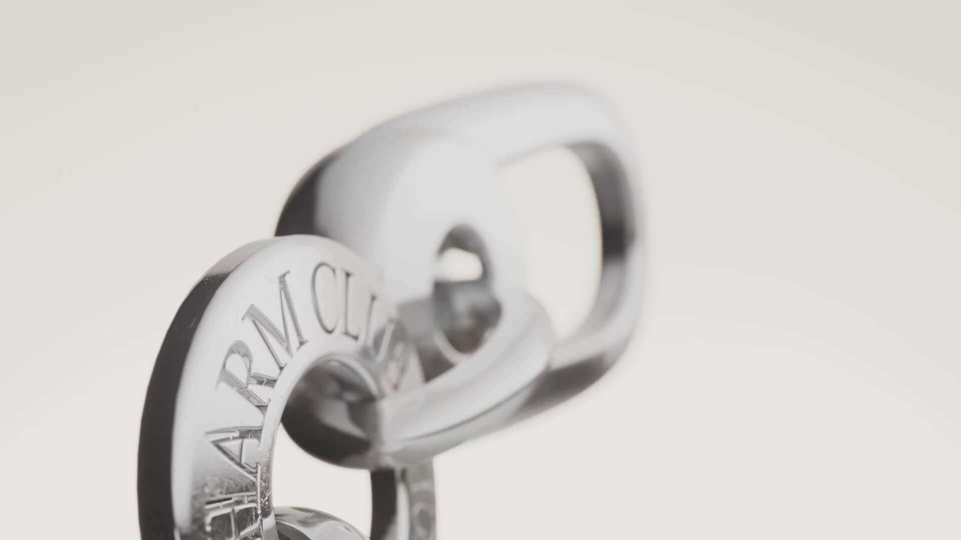 Pendentif charm croix en argent 925 avec zirconium blanc, élégant et moderne.